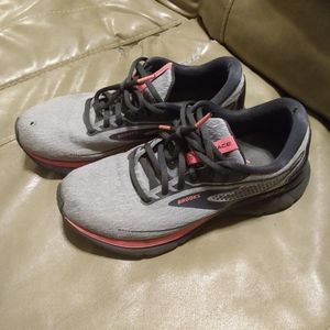 Brooks Trace Women's size 8